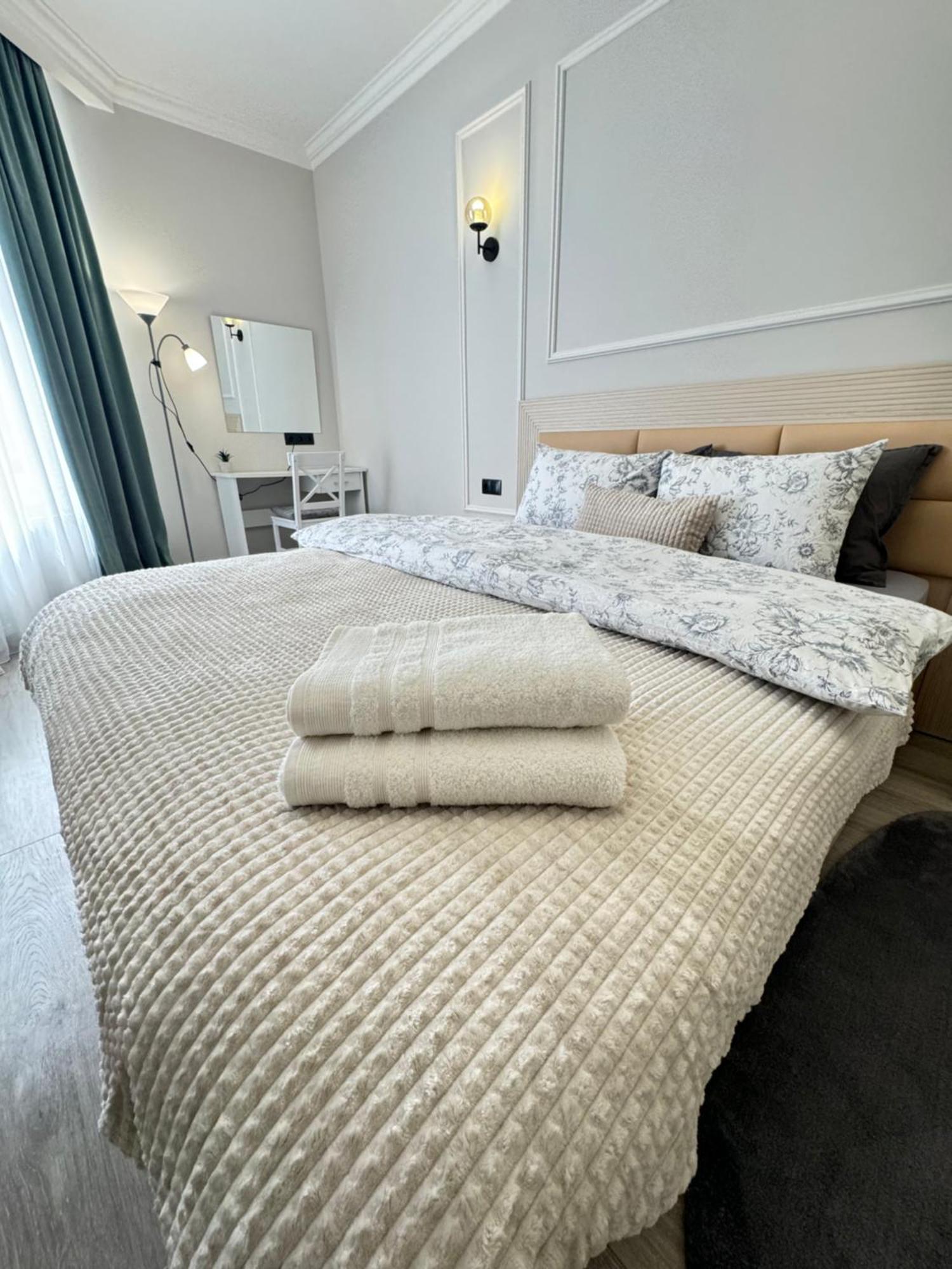 צ'יסינאו Two Bedroom Apartment In The Center, With Parking, Address Avram Iancu 32 מראה חיצוני תמונה